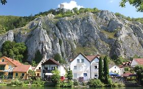 Cafe Altmühl, Ferienwohnungen Gästehaus Krimhilde direkt am Wasser